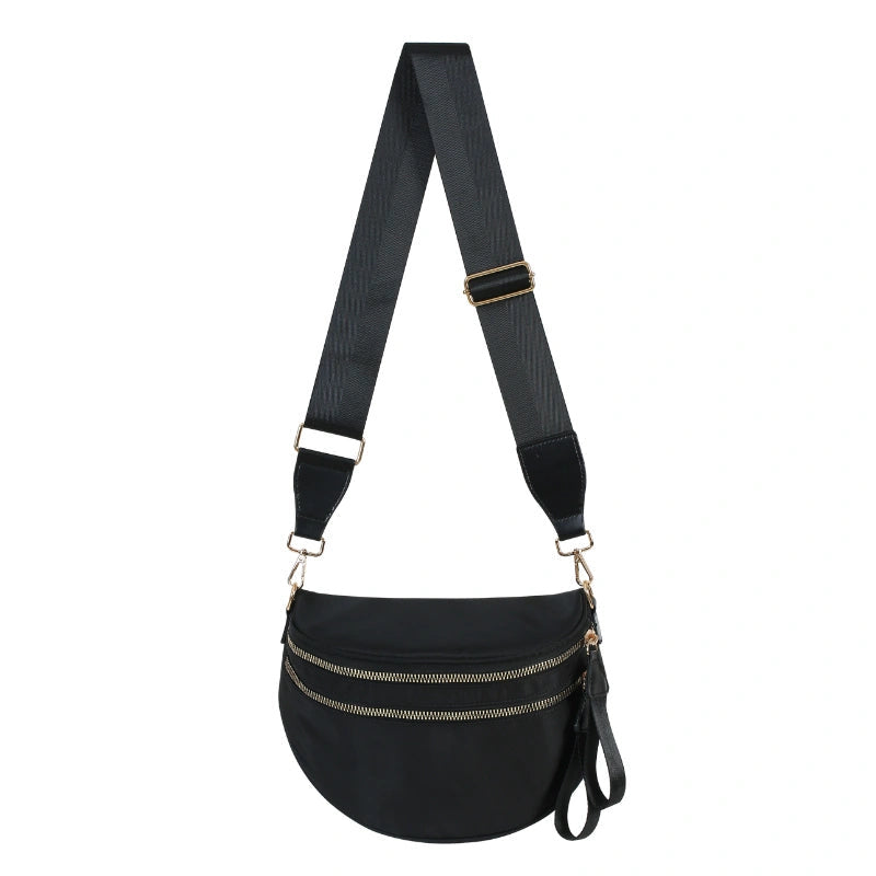 Nina — czarna nerka crossbody z szerokim regulowanym paskiem, widok z przodu